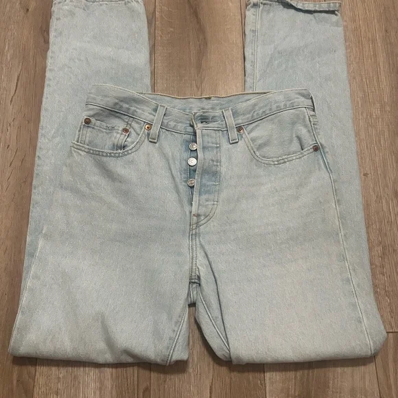 Levi's Classic Light Blue Jeans - Picture 2 of 2